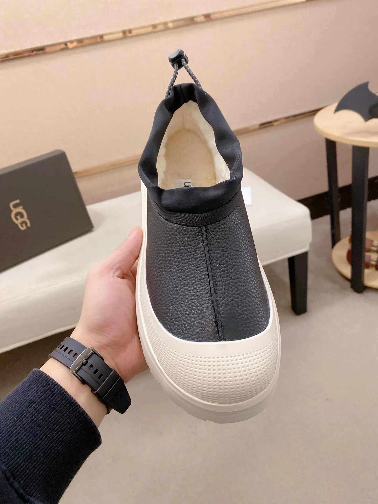 Factory price: 480💰Couple model💏 Same style as Wang Yibo, North American men's shoes Ugg ☃️In the special sale of new high-quality men's shoes snow boots in autumn and winter, the nemesis of extreme cold weather! Made of cowhide leather, merino wool lining, and original outsole, whether driving, outdoor or daily wear, there is always one that suits you! Male and female size: 35-46.